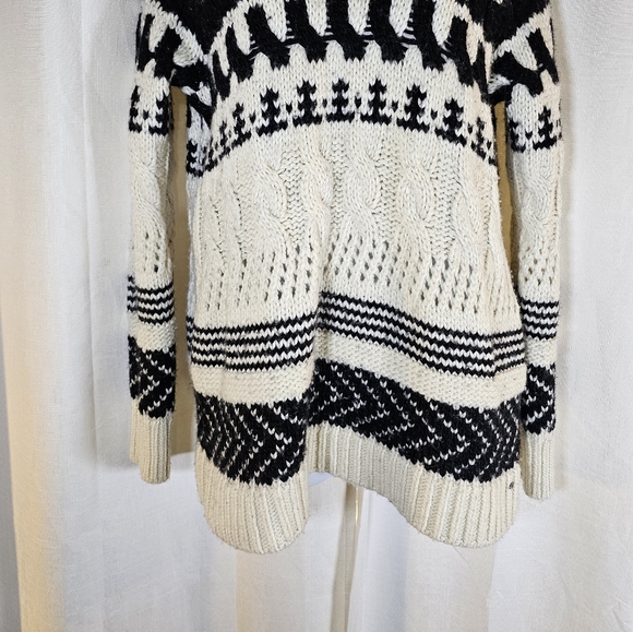 2/$20 American Eagle M Thick Sweater - Picture 2 of 10